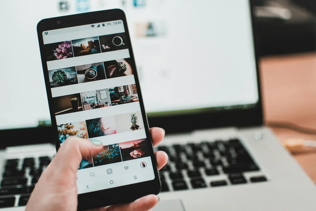 Website displayed on a smartphone and laptop